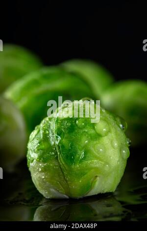 Frische brüsseler Sprossen auf dunklem Schiefer - Nahaufnahme Stockfoto