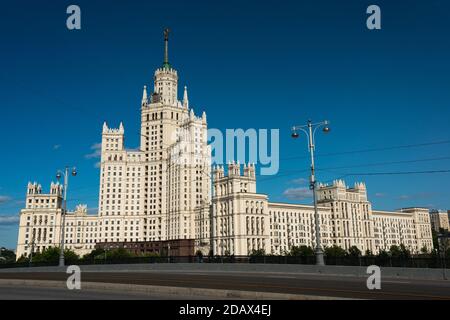 Berühmte Stalin-Ära Wohngebäude in Moskau auf Kotelnitscheskaya Ufer gegen einen tiefen blauen Himmel erschossen. Stockfoto