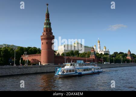 Blick auf den Kreml von einem Kreuzfahrtschiff auf dem Moskauer Fluss mit Kreuzfahrtschiff im Vordergrund. Stockfoto
