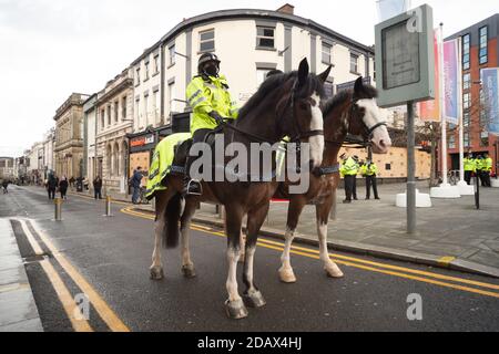 Bold Street, Liverpool, Großbritannien. November 2020. Die Polizei erteilte einen Zerstreuungsbefehl bei St. Luke's bombardierte die Kirche wegen eines geplanten Anti-Lockdown-Protests Stockfoto