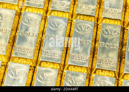 Draufsicht auf in Reihen gestapelte Goldbarren. Goldbarren 1000 Gramm. Erfolgskonzept in Wirtschaft und Finanzen. Stockfoto