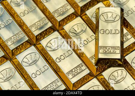 Draufsicht auf in Reihen gestapelte Goldbarren. Goldbarren 1000 Gramm. Erfolgskonzept in Wirtschaft und Finanzen. Stockfoto