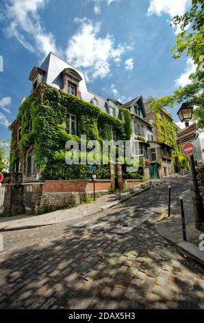 Straße von Montmartre an sonnigen Sommertag. Paris. Frankreich Stockfoto