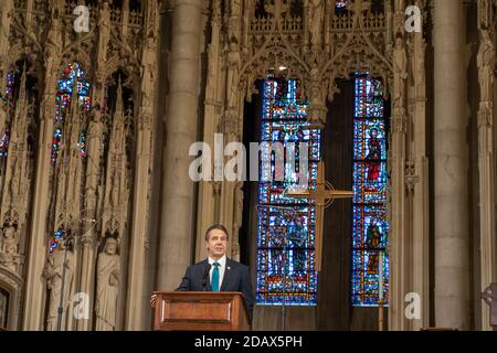 NEW YORK, NY – NOVEMBER 15: New Yorker Gouverneur Andrew Cuomo schwört, dass New York einen besseren Job als alle anderen Staaten der Nation tun wird, um seine Bewohner in der Riverside Kirche am 15. November 2020 in New York City impfen zu lassen. Gouverneur Cuomo sagte, dass die Black and Brown-Gemeinden stärker von COVID-19 betroffen seien und er nicht zulassen werde, dass die Ungerechtigkeit weitergeht, wenn eine Impfung bereit sei, verteilt zu werden. Kredit: Ron Adar/Alamy Live Nachrichten Stockfoto