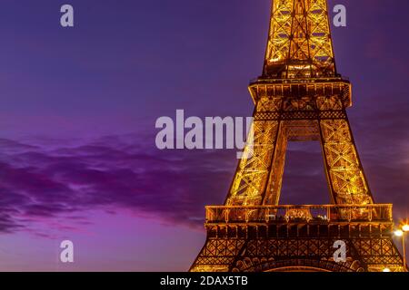 Eiffelturm in der Abenddämmerung, das berühmteste Wahrzeichen von Paris, Frankreich und eines der bekanntesten Denkmäler auf der ganzen Welt. Stockfoto