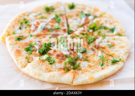 Nahaufnahme von frischen ossetischen Kuchen mit Kräutern und Käse Stockfoto