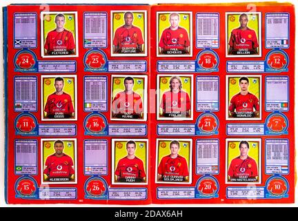 Merlins F A Premier League 04 Sticker Album - fertiggestellt Innenseiten der Manchester Utd Spieler 2004 Stockfoto