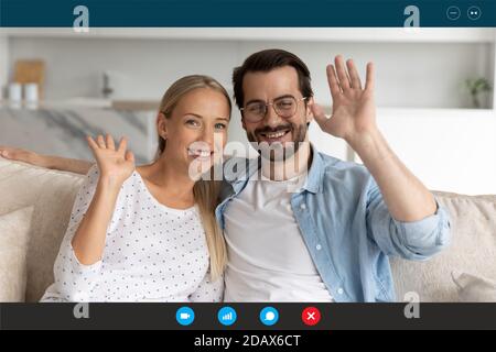 Glückliches junges europäisches Familienpaar mit Videoanruf. Stockfoto