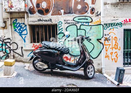 Hipster Scooter in einer Seitenstraße im türkischen Ferienort Kas. Lifestyle-Konzept Stockfoto