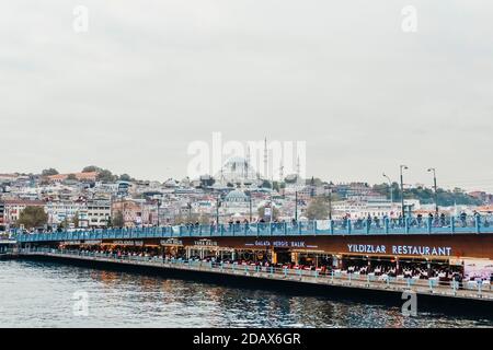 Panoramablick auf Istanbul mit Moscheen und dem Bosporus. Sehenswürdigkeiten und Reisen in Istanbul Stockfoto