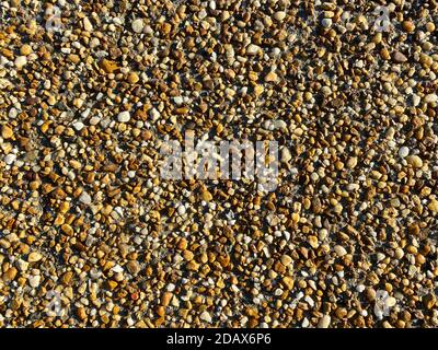 tan sandigen Strand Stein Pepple Felsen Overhead Blick mit tief Schatten und helle Details als Hintergrund für Website-Architektur Präsentation sce Stockfoto