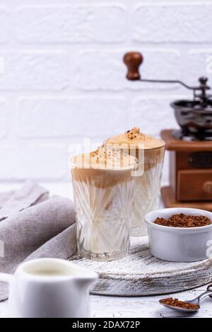 Dalgona Schlagkaffee mit Milch Stockfoto