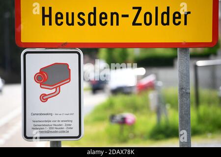 Abbildung zeigt den Namen der Gemeinde Heusden-Zolder auf einem Straßenschild, Donnerstag, 17. Mai 2018. BELGA FOTO YORICK JANSENS Stockfoto