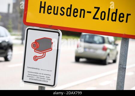 Abbildung zeigt den Namen der Gemeinde Heusden-Zolder auf einem Straßenschild, Donnerstag, 17. Mai 2018. BELGA FOTO YORICK JANSENS Stockfoto