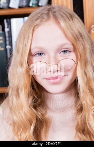 Niedliches 12-jähriges Mädchen in altmodischen Brillen. Stockfoto