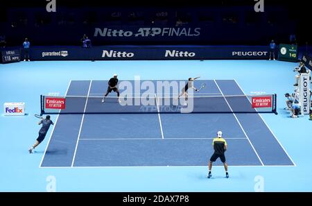 Joe Salisbury (oben rechts) und Rajeev RAM im Einsatz gegen Lukasz Kubot und Marcelo Melo am ersten Tag des Nitto ATP Finals in der O2 Arena, London. Stockfoto