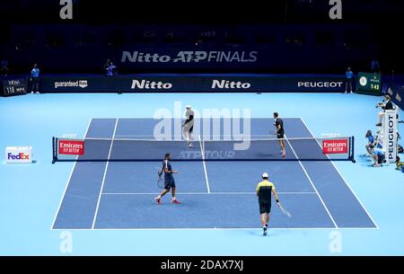 Joe Salisbury (oben rechts) und Rajeev RAM feiern den Sieg über Lukasz Kubot und Marcelo Melo am ersten Tag des Nitto ATP Finals in der O2 Arena in London. Stockfoto