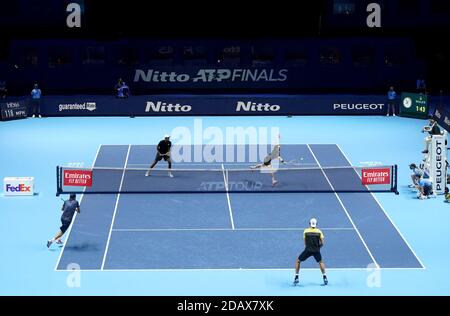 Joe Salisbury (oben rechts) und Rajeev RAM im Einsatz gegen Lukasz Kubot und Marcelo Melo am ersten Tag des Nitto ATP Finals in der O2 Arena, London. Stockfoto