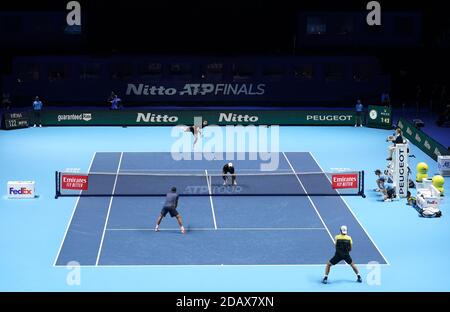 Joe Salisbury (oben links) und Rajeev RAM im Einsatz gegen Lukasz Kubot und Marcelo Melo am ersten Tag des Nitto ATP Finals in der O2 Arena, London. Stockfoto