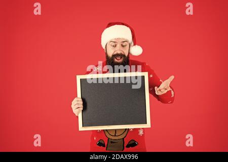 Unglaublich. Santa Claus hat mit Werbung. Schwarzes Brett für Informationen. Mann leere Tafel kopieren. Guy santa claus roten Hintergrund. Winter Ankündigung. Winter event. Winterurlaub. Stockfoto