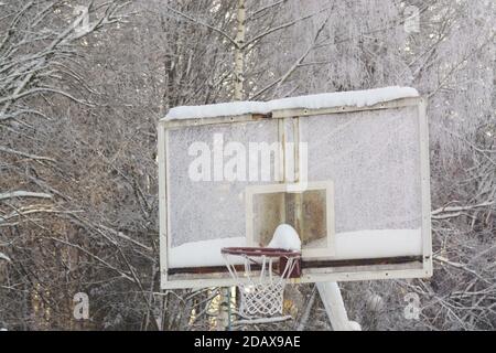 Basketballkorb und Basketballschild mit Frost bedeckt Stockfoto