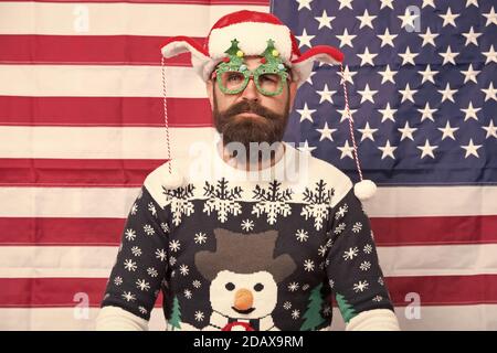 Können loslegen. Bärtiger Amerikaner ins neue Jahr feiern. Die nationalen US-Flagge. Patriotische hipster feiern Winterurlaub. All American Xmas Party. Weihnachten in den usa. Santa auf amerikanische Flagge im Hintergrund. Stockfoto