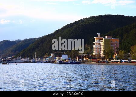 Listvyanka, Russland - 26. Mai 2019: Ufer des Baikalsees. In der Dämmerung. Stockfoto