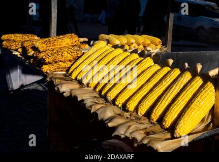 Frisch gerösteter Mais ist berühmtes Street Food von Istanbul, Türkei Stockfoto