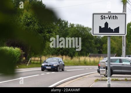 Abbildung zeigt den Namen der Gemeinde Saint-Vith auf einem Straßenschild, Montag, 25. Juni 2018. BELGA FOTO JEAN-LUC FLEMAL Stockfoto