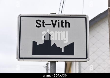 Abbildung zeigt den Namen der Gemeinde Saint-Vith auf einem Straßenschild, Montag, 25. Juni 2018. BELGA FOTO JEAN-LUC FLEMAL Stockfoto