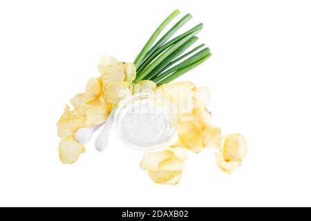 Chips mit grünen Zwiebeln und saure Sahne isoliert auf der Weißer Hintergrund Stockfoto