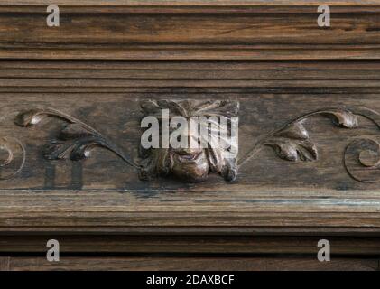 Teil der alten Garderobe als Beispiel für schöne Holzschnitzereien Hintergrund. Stockfoto