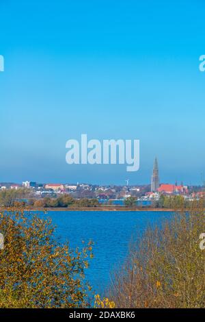 Historische Stadt Schleswig gesehen über den Haddebyer Noor See, Schlei Region, Schleswig-Holstein, Norddeutschland, Europa Stockfoto