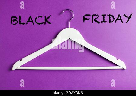 Verkaufskonzept Black friday. Leerer Aufhänger auf violettem Hintergrund Stockfoto