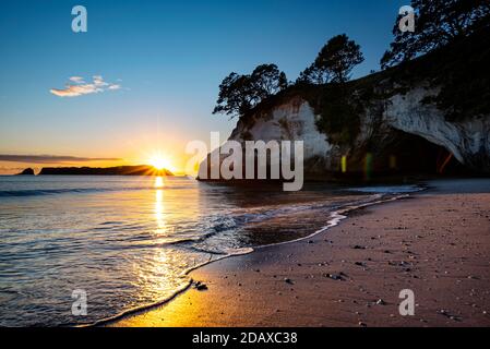 Morgen in Cathedral Cove in der Nähe von Hahei, Neuseeland Stockfoto