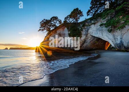 Morgen in Cathedral Cove in der Nähe von Hahei, Neuseeland Stockfoto