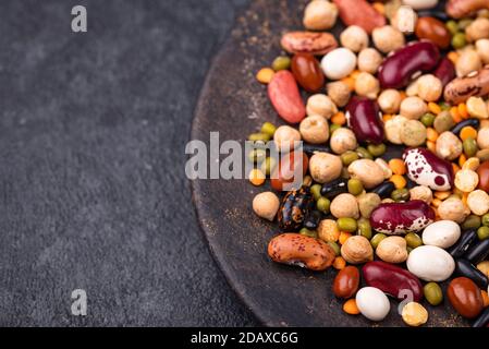 Verschiedene Hülsenfrüchte. Linsen, Bohnen, Erbsen, Kichererbsen Stockfoto