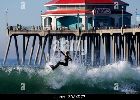 Los Angeles, Kalifornien, USA. November 2020. Ein Surfer reitet eine Welle in Huntington Beach, Kalifornien, Sonntag, 15. November 2020. Astronomische Hochtiden sind als "King Tides" bekannt und treffen die kalifornische Küste am Sonntag und Montagmorgen, und an einigen Orten bis Dienstag. Kredit: Ringo Chiu/ZUMA Wire/Alamy Live Nachrichten Stockfoto