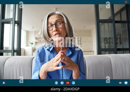 Ältere ältere Frau im Gespräch mit Web-Cam Video-Anruf zu Hause. Screenshot der App. Stockfoto
