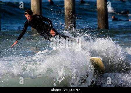 Los Angeles, Kalifornien, USA. November 2020. Ein Surfer fällt von seinem Brett in Huntington Beach, Kalifornien, Sonntag, 15. November 2020. Astronomische Hochtiden sind als "King Tides" bekannt und treffen die kalifornische Küste am Sonntag und Montagmorgen, und an einigen Orten bis Dienstag. Kredit: Ringo Chiu/ZUMA Wire/Alamy Live Nachrichten Stockfoto