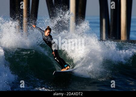 Los Angeles, Kalifornien, USA. November 2020. Ein Surfer reitet eine Welle in Huntington Beach, Kalifornien, Sonntag, 15. November 2020. Astronomische Hochtiden sind als "King Tides" bekannt und treffen die kalifornische Küste am Sonntag und Montagmorgen, und an einigen Orten bis Dienstag. Kredit: Ringo Chiu/ZUMA Wire/Alamy Live Nachrichten Stockfoto