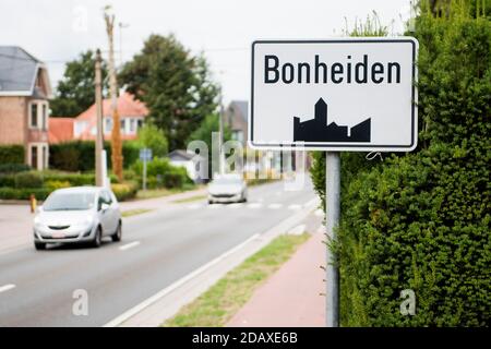 Abbildung zeigt den Namen der Gemeinde Bonheiden auf einem Verkehrsschild, Dienstag, 28. August 2018. BELGA FOTO JASPER JACOBS Stockfoto