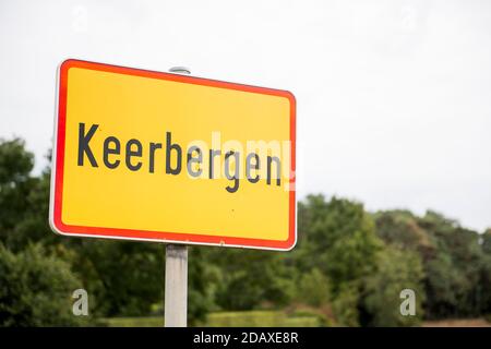 Abbildung zeigt den Namen der Gemeinde Keerbergen auf einem Straßenschild, Dienstag, 28. August 2018. BELGA FOTO JASPER JACOBS Stockfoto