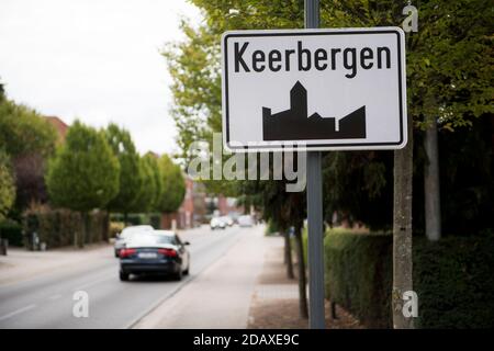 Abbildung zeigt den Namen der Gemeinde Keerbergen auf einem Straßenschild, Dienstag, 28. August 2018. BELGA FOTO JASPER JACOBS Stockfoto