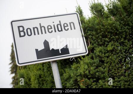 Abbildung zeigt den Namen der Gemeinde Bonheiden auf einem Verkehrsschild, Dienstag, 28. August 2018. BELGA FOTO JASPER JACOBS Stockfoto