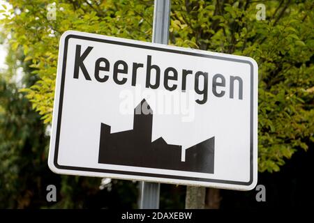 Abbildung zeigt den Namen der Gemeinde Keerbergen auf einem Straßenschild, Dienstag, 28. August 2018. BELGA FOTO JASPER JACOBS Stockfoto