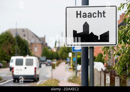 Abbildung zeigt den Namen der Gemeinde Haacht auf einem Verkehrsschild, Dienstag, 28. August 2018. BELGA FOTO JASPER JACOBS Stockfoto