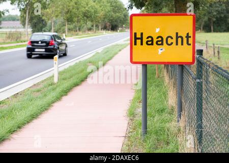 Abbildung zeigt den Namen der Gemeinde Haacht auf einem Verkehrsschild, Dienstag, 28. August 2018. BELGA FOTO JASPER JACOBS Stockfoto