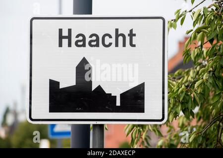 Abbildung zeigt den Namen der Gemeinde Haacht auf einem Verkehrsschild, Dienstag, 28. August 2018. BELGA FOTO JASPER JACOBS Stockfoto