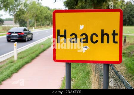 Abbildung zeigt den Namen der Gemeinde Haacht auf einem Verkehrsschild, Dienstag, 28. August 2018. BELGA FOTO JASPER JACOBS Stockfoto